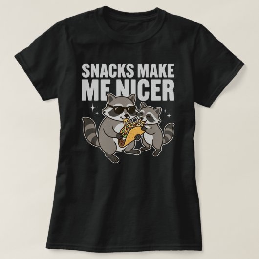 Snacks Make Me Nicer Raccoon Taco Tシャツ (デザイン正面)