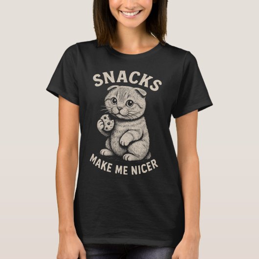 Snacks Make Me Nicer Scottish Fold Cat Tシャツ (正面)