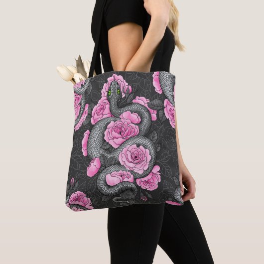 Snakes and pink roses トートバッグ (クローズアップ)