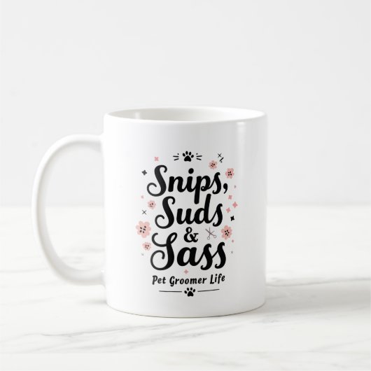 Snips, Suds & Sass – ペットのグルーマーの日常 コーヒーマグカップ (左)