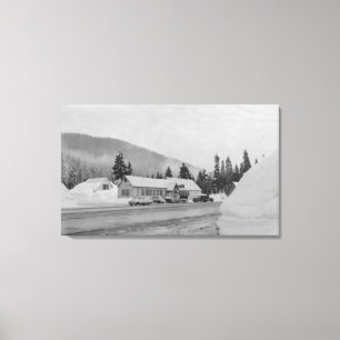 Snoqualmie、WA -頂上のインのスキー区域の写真 キャンバスプリント