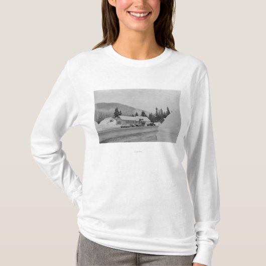 Snoqualmie、WA -頂上のインのスキー区域の写真 Tシャツ (正面)