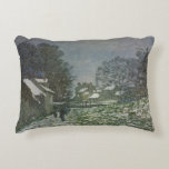 Snow at Argenteuil by Claude Monet アクセントクッション<br><div class="desc">Claude MonetによるArgenteuil II (1874)での雪は、ヴィンテージの印象派の素晴らし美術風景絵画である。フランスのアルゼンテウイルで木々や家が背景の雪のシーンが見られる冬の日。アーティストについて：クロード・モネ(1840-1926)は印象派の運動の創始者であフランスのり絵画、その絵画の大部分は「空中に浮かぶ」（野外に浮かぶ）スタイル印象派の風景である。</div>