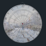 Snow at Argenteuil (by Claude Monet) ダーツボード<br><div class="desc">このデザインは、印象派のクロード・モネ絵画ー(1840フランスの-1926)の有名な油・オン・キャンバスのイメージを特集している。タイトルは「Snow at Argenteuil」(またはオリジナルフランスのでは「Rue sous la neige, Argenteuil」)。1874年から1875年の冬に雪の毛布の下にあった間絵を描、彼の故郷アルゼンテウイルのモネ18作品の中で最大の作品である。</div>