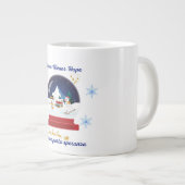 Snow Means Hope – 二ヶ国語スノーグローブ ホリデー ジャンボコーヒーマグカップ (正面右)