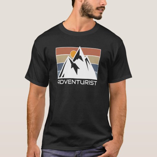 snow mountain retro sunset landscape hikers graphi tシャツ (正面)