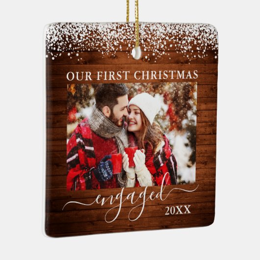Snow Top Wood私たちの初めてのクリスマス婚約した写真 セラミックオーナメント (右)
