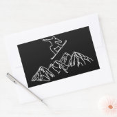 Snowboarder in den Bergen 長方形シール (封筒)
