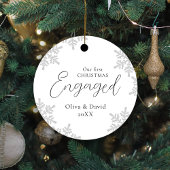 Snowflakes私たちの初めてのクリスマスス婚約したクリプトメタ メタルオーナメント