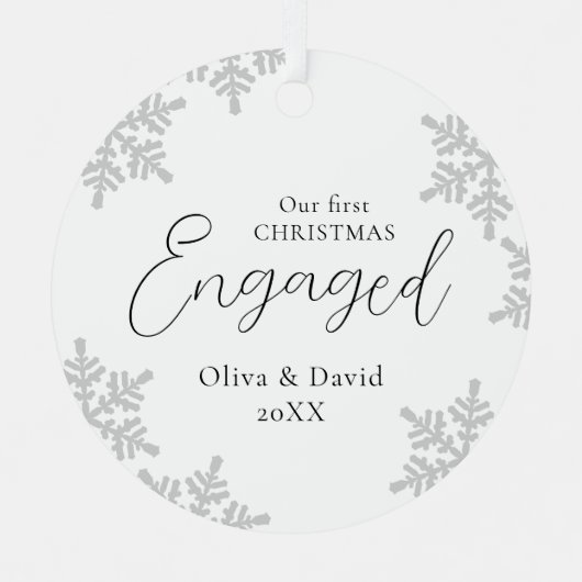Snowflakes私たちの初めてのクリスマスス婚約したクリプトメタ メタルオーナメント (正面)