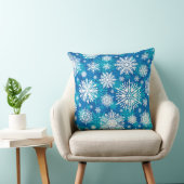 Snowflakes On Blue Throw Pillow クッション (椅子)