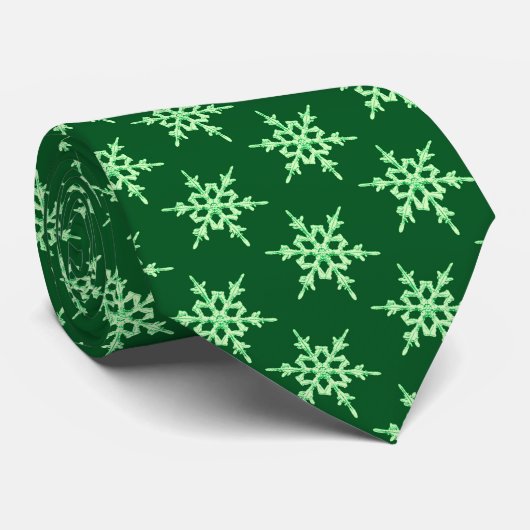 Snowflakes, pale green crystals on dark green ネクタイ (ロール)