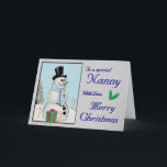 Snowman氏 シーズンカード<br><div class="desc">前部の愛メリークリスマス"の文字を持つ特別な乳母への文字"が付いているキャンディ・ケーン、ヒイラギおよびギフトと囲まれるシルクハットおよび青いスカーフの雪だるまは変えることができません内部の文字はある場合もあります。</div>