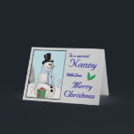 Snowman氏 シーズンカード<br><div class="desc">前部の愛メリークリスマス"の文字を持つ特別な乳母への文字"が付いているキャンディ・ケーン、ヒイラギおよびギフトと囲まれるシルクハットおよび青いスカーフの雪だるまは変えることができません内部の文字はある場合もあります。</div>