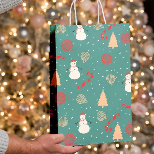 Snowman & Christmas Icons Pattern- Playful Holiday ミディアムペーパーバッグ