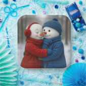 Snowman Couple Hugging in Winter Forest ペーパープレート (パーティー)