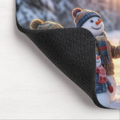 Snowman Family Gathering Around a Flagpole マウスパッド (コーナー)