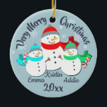 Snowman Single Parent and 2 Kids セラミックオーナメント<br><div class="desc">Cute snowman family ornament. Single parent,  family of three modern personalized ornament with 3 cheerful snowmen with hats and scarves and a carrot nose holding peppermint candy canes for a Very Merry Christmas.  Personalize with names,  date,  and a special message.</div>