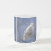 Snowyのフクロウ-サファイアの青空に対する白い鳥 フロストグラスマグカップ (正面右)