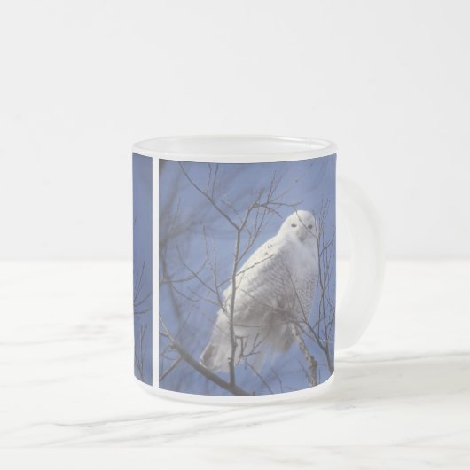 Snowyのフクロウ-サファイアの青空に対する白い鳥 フロストグラスマグカップ (正面右)