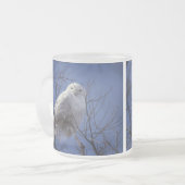 Snowyのフクロウ-サファイアの青空に対する白い鳥 フロストグラスマグカップ (正面左)