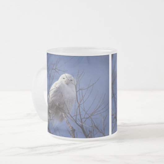 Snowyのフクロウ-サファイアの青空に対する白い鳥 フロストグラスマグカップ (正面左)