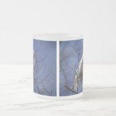 Snowyのフクロウ-サファイアの青空に対する白い鳥 フロストグラスマグカップ (中央)