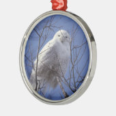Snowyのフクロウ-サファイアの青空に対する白い鳥 メタルオーナメント (左)