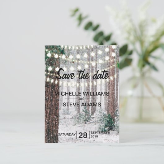 Snowyの冬の森林結婚式の保存日付 案内ポストカード (スタンド正面)