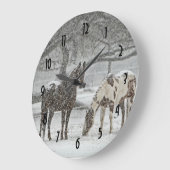 Snowyの天候の間の冬の2頭の馬外で ラージ壁時計 (傾斜)