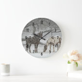 Snowyの天候の間の冬の2頭の馬外で ラージ壁時計 (ホーム)