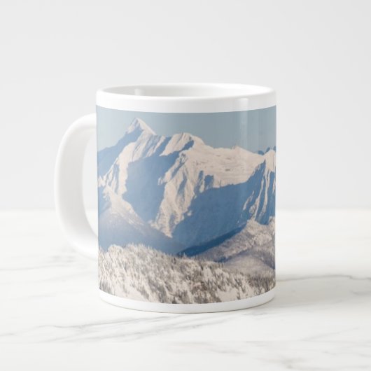 Snowyの山および木の景色の眺め ジャンボコーヒーマグカップ (正面左)