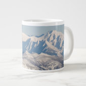 Snowyの山および木の景色の眺め ジャンボコーヒーマグカップ (正面右)