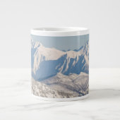 Snowyの山および木の景色の眺め ジャンボコーヒーマグカップ (正面)