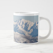 Snowyの山および木の景色の眺め ジャンボコーヒーマグカップ (右)