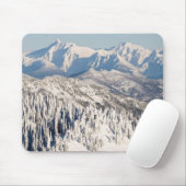 Snowyの山および木の景色の眺め マウスパッド (マウス)