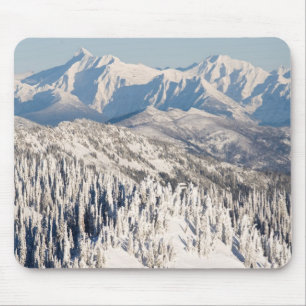 Snowyの山および木の景色の眺め マウスパッド