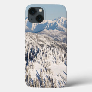 Snowyの山および木の景色の眺め iPhone 13ケース