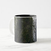 Snowyの森林によって囲まれるぼやけた滝 ツートーンマグカップ (正面左)