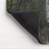 Snowyの森林によって囲まれるぼやけた滝 マウスパッド (コーナー)