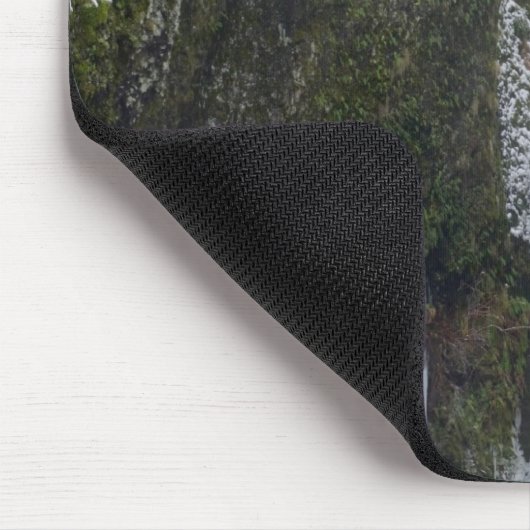 Snowyの森林によって囲まれるぼやけた滝 マウスパッド (コーナー)