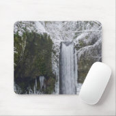 Snowyの森林によって囲まれるぼやけた滝 マウスパッド (マウス)