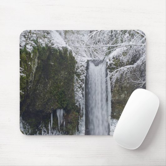 Snowyの森林によって囲まれるぼやけた滝 マウスパッド (マウス)