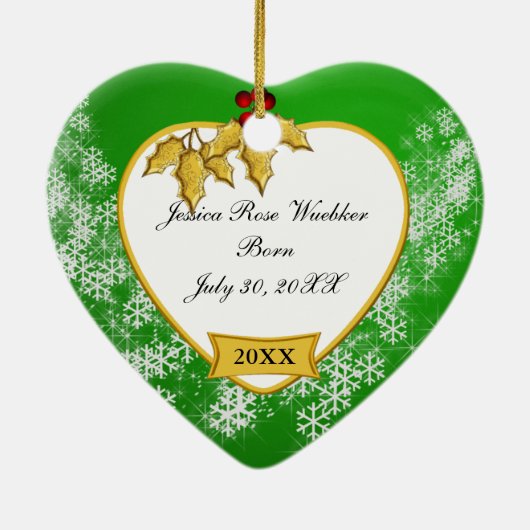 Snowyの緑および金ゴールドのベビーの第1クリスマスの写真 セラミックオーナメント (裏面)