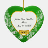 Snowyの緑のベビーの初めてのクリスマスの写真 セラミックオーナメント (裏面)