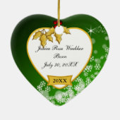 Snowyの緑の新生児の写真のクリスマス セラミックオーナメント (裏面)