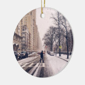 Snowyセントラル・パークの西を交差させている人 セラミックオーナメント (左)