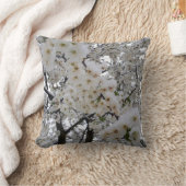 Snowy Blossom Throw Pillow クッション (ブランケット)