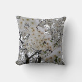 Snowy Blossom Throw Pillow クッション (正面)