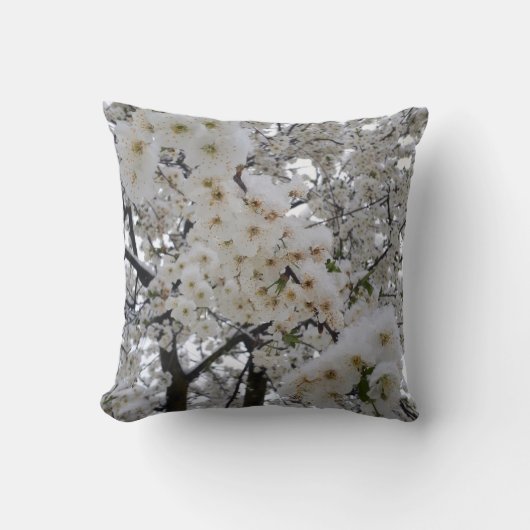 Snowy Blossom Throw Pillow クッション (正面)
